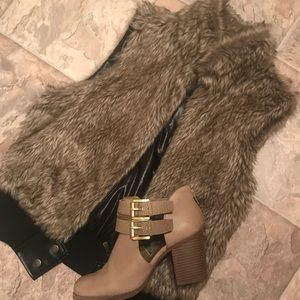 Warm and comfy brown faux fur vest 🐻